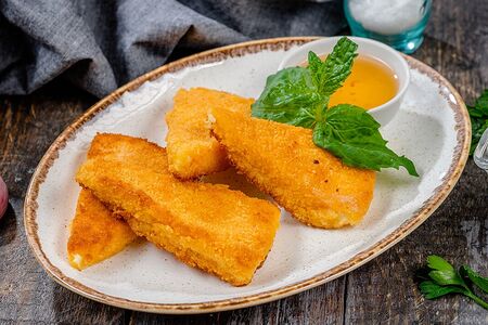 Сулугуни, жаренный в сухарях с ягодным соусом