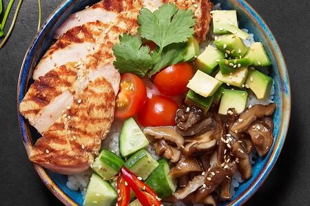 Поке Куриная грудка с грушевым соусом