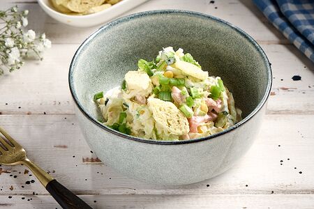 Салат с копчёной курицей, пекинской капустой и сухариками с чесноком