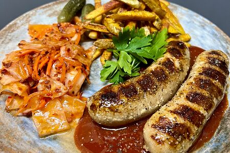 Колбаски на гриле, соус кимчи, картофель, соленья