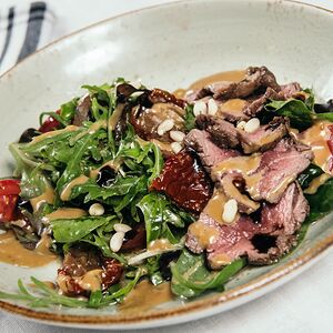Салат с ростбифом, вялеными томатами и кедровыми орешками
