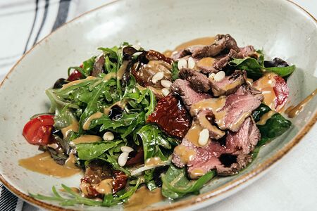 Салат с ростбифом, вялеными томатами и кедровыми орешками
