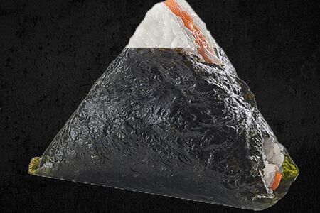 Онигири с лососем