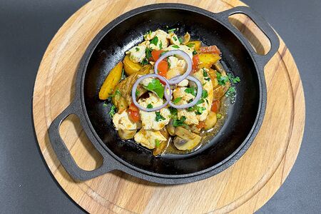 Шипящая сковородка с курицей и овощами