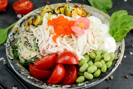 Поке с крабом и тобико