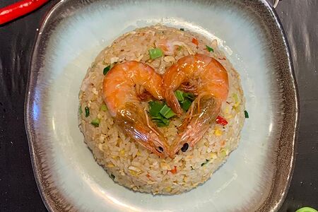 Жареный рис с креветками