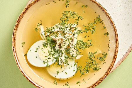 Куриный бульон с яйцом