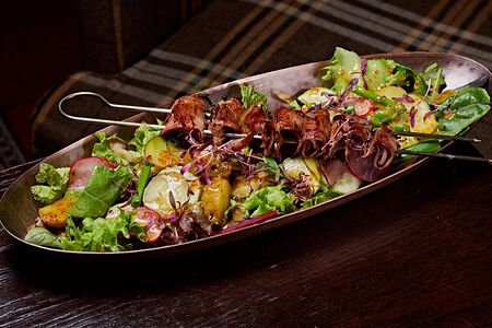 Салат с языком гриль в горчично-медовом соусе