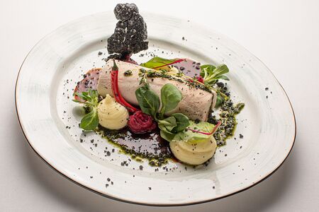 Рулет из куриного филе с картофельным пюре и соусом демиглас