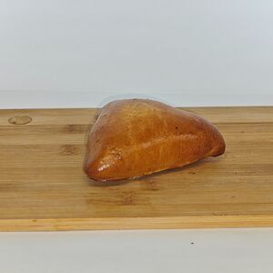 Пирожок с луком и яйцом