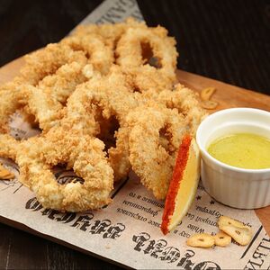 Хрустящие кальмары с чесночными чипсами