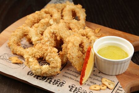 Хрустящие кальмары с чесночными чипсами