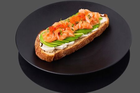 Брускетта с лососем и авокадо