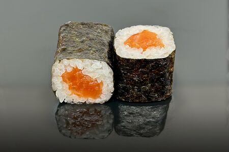 Ролл с лососем