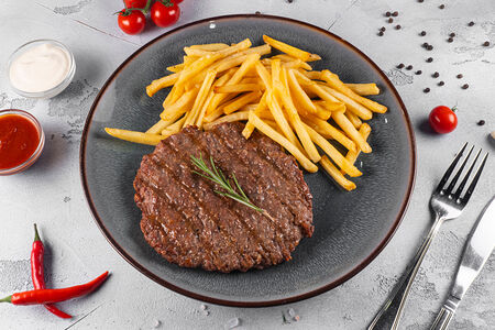 Плескавица с картофелем фри