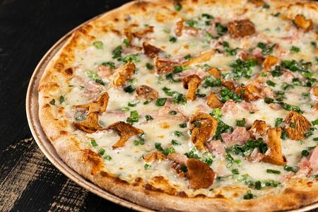 Лисички, бекон и пикантные сыры