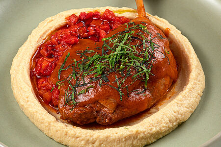 Утиная ножка с хумусом и запеченным перцем