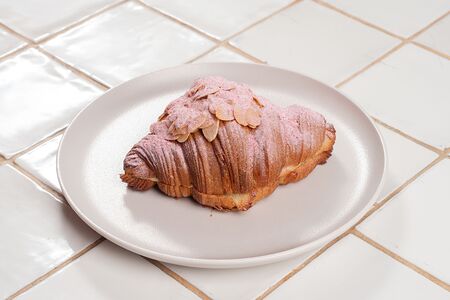 Круассан миндальный со сливой