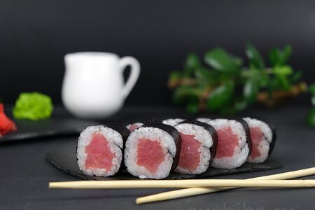 Ролл Маки Тунец