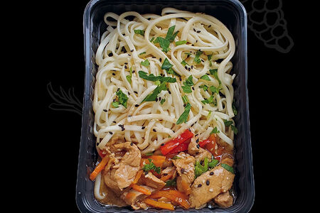 Удон со cвинoй вырезкой и овощами