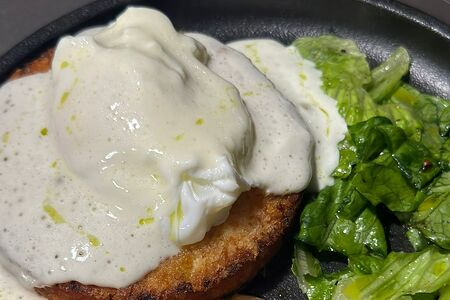 Хашбраун с лососем, яйцом пашот и миксом салатов