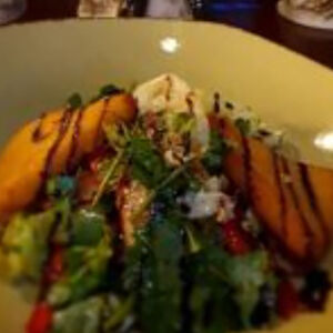 Салат с жареным сулугуни и языком