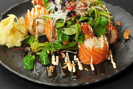 Ролл никкей с креветкой панко, лососем и соусом спайси айоли