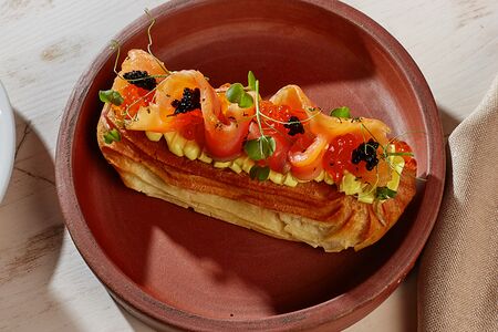 Эклер с семгой и творожным сыром