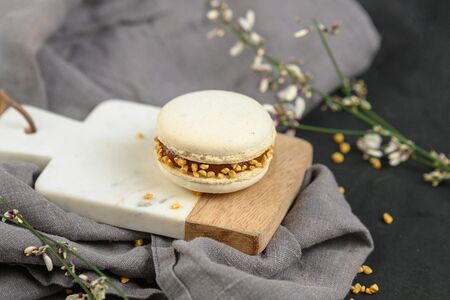 Макарон соленая карамель