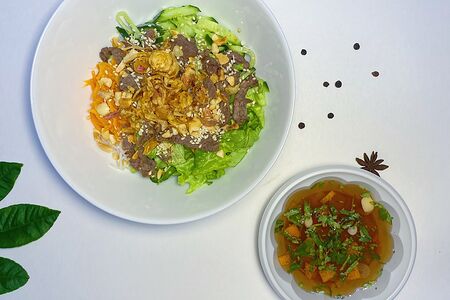 Бун Чон - Рисовая лапша с говядиной и соусом 