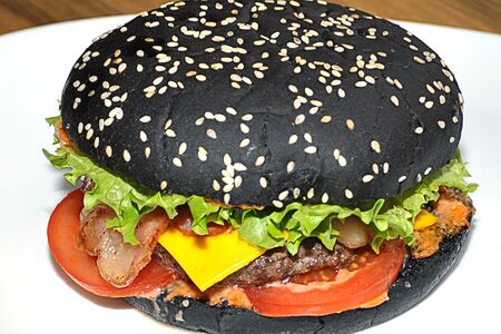 Бургер с говяжьей котлетой и беконом