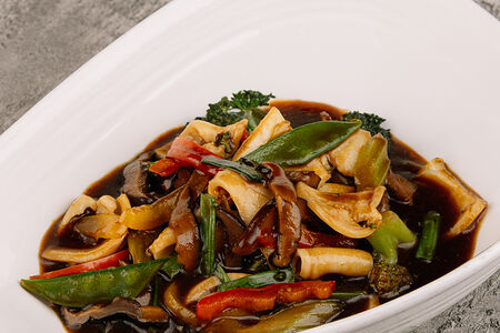 Кальмары с овощами