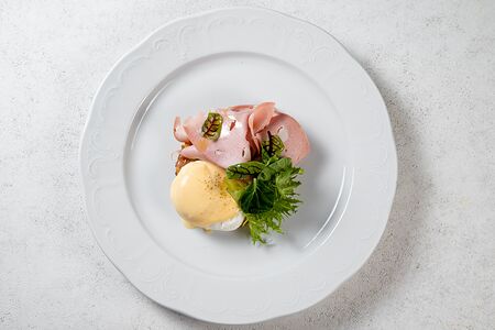 Хашбраун с мортаделлой и яйцом пашот