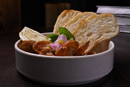 Вонголе в томатном соусе