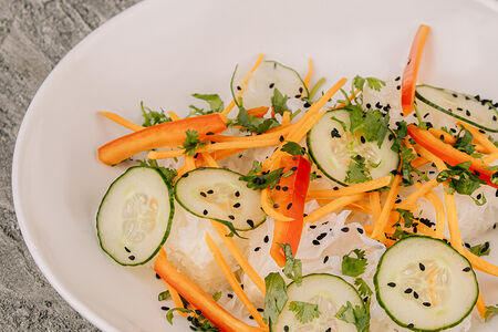 Салат со стеклянными грибами в кисло-сладком соусе