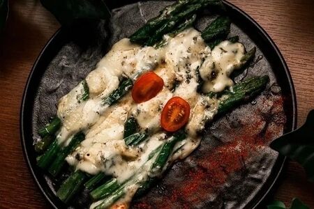 Спаржа, запечённая под сыром