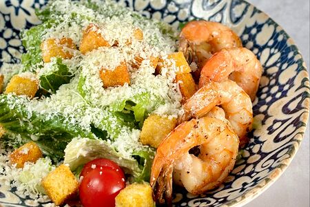 Салат Цезарь с креветками