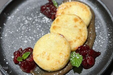 Сырники с соусом из халвы и клюквой