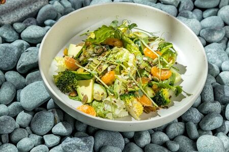 Зеленый салат с брокколи и сливой