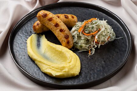 Сардельки с картофельным пюре и капустой