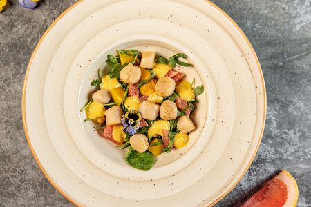 Салат с гребешками