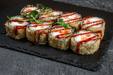 Тёплый ролл с лососем и снежным крабом