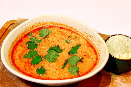 Том ям с креветками и кальмарами