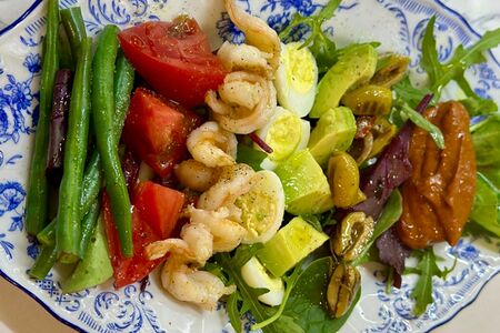 Royal-завтрак с креветками и авокадо