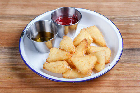 Жареный сулугуни с медом и клюквенным соусом