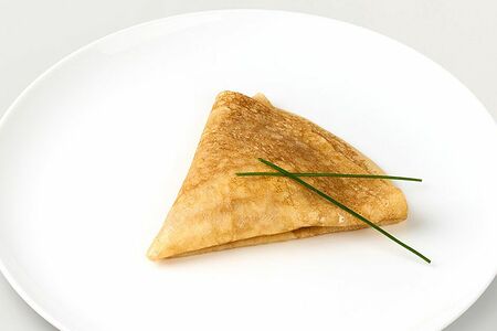 Блин с красной икрой и крем-сыром