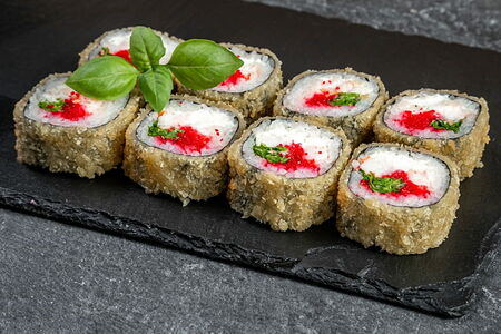 Тёплый ролл с креветкой и икрой тобико