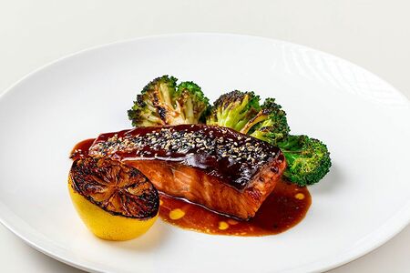 Лосось терияки на гриле с брокколи