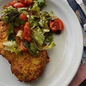 Отбивная из свинины в картофельно - сырной корочке с пикантным салатом