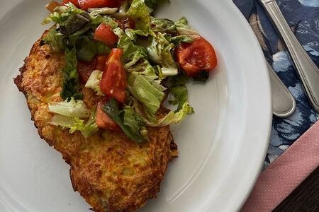 Отбивная из свинины в картофельно - сырной корочке с пикантным салатом